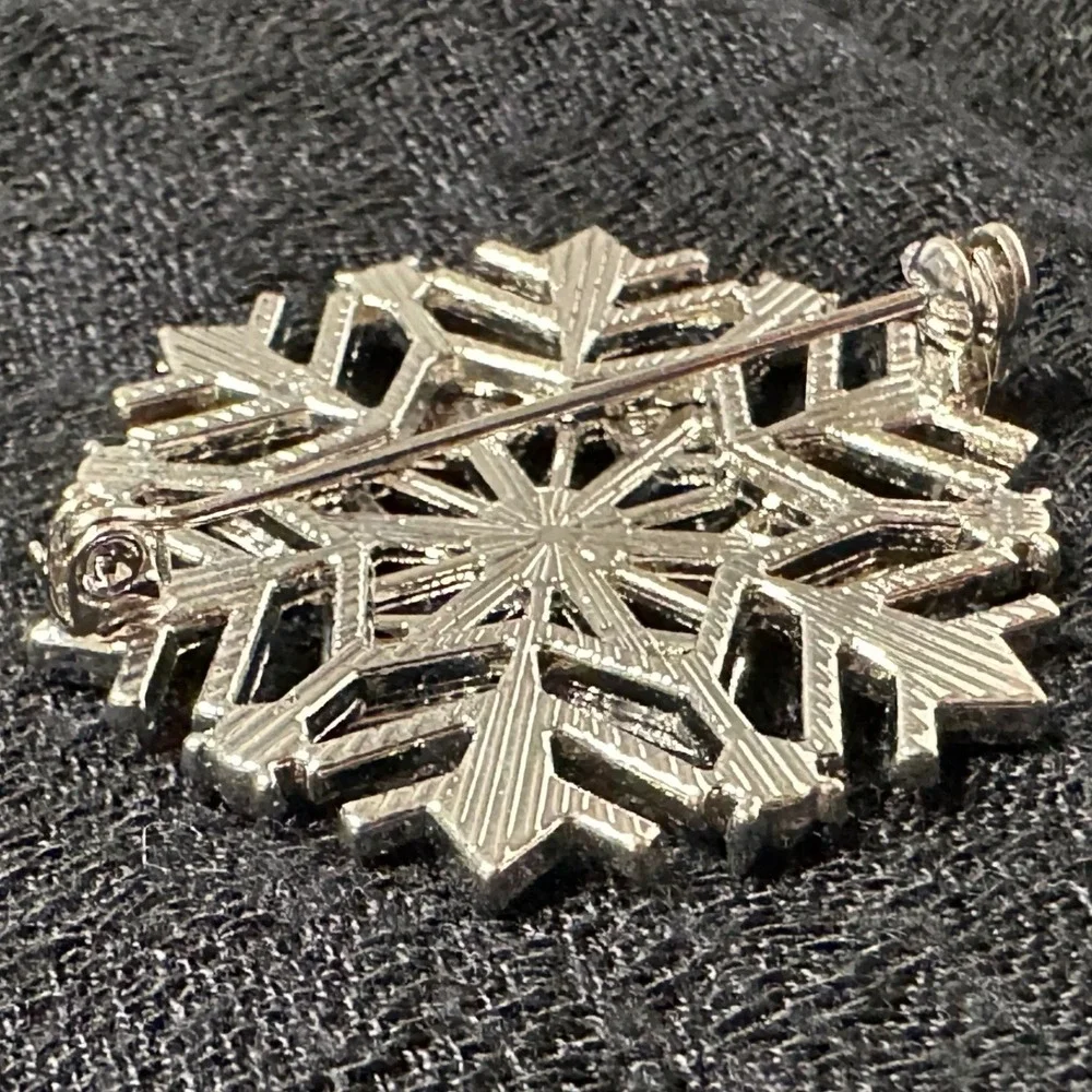 Vintage Style Rhinestone‎ Snowflake Brooch Silver Tone Winter Christmas Pin